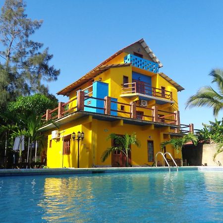 Livingston Resort Hotel Екстер'єр фото